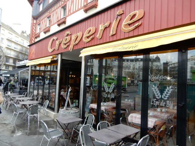 レンヌ駅前クレープリー レピ・デ・ブレ（Crêperie L'Epi de Blé）は、生シードルと白めのガレットが楽しめる。│ガレット（Galette）の本場フランスを巡る旅⑪