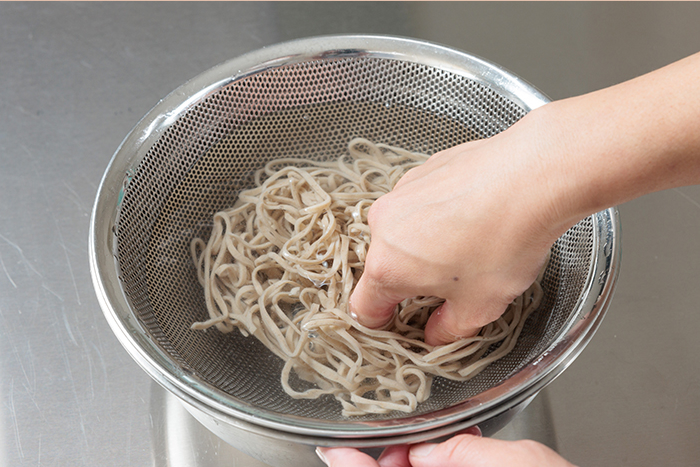 金華二八生そば茹で方｜麺を軽く洗います