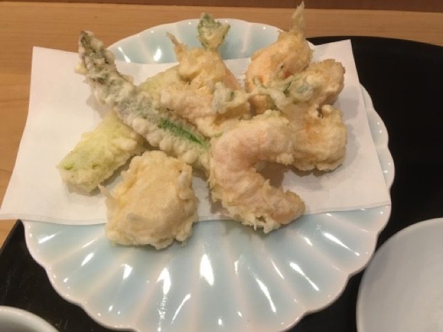 そばやの高さわ（船橋）では、歯切れのいい江戸そばと揚げたて天ぷらの贅沢をリーズナブルに味わえる。