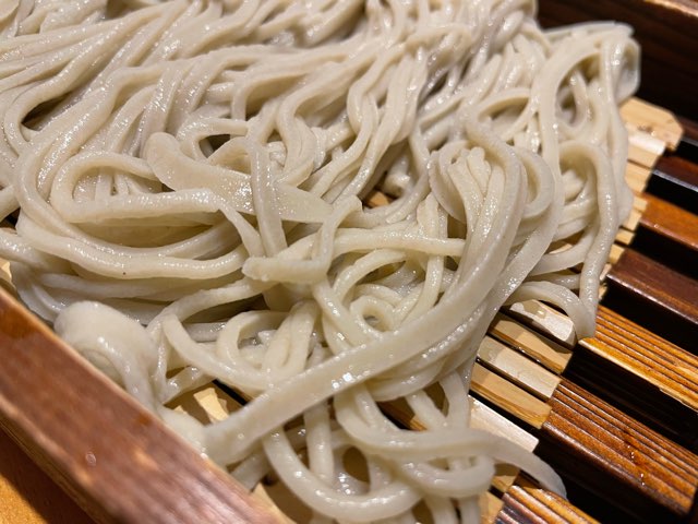 福井市片町の天麩羅・蕎麦処の天籠（てんかご）で、粗挽きそば粉を衣にした天ぷらと早刈り蕎麦に感動した。