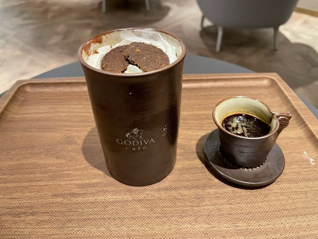 GODIVA × 福井県コラボの「チョコレートアフォガート そば粉クッキー添え」は、越前蕎麦を食べた後に食べたい最高のスイーツです。