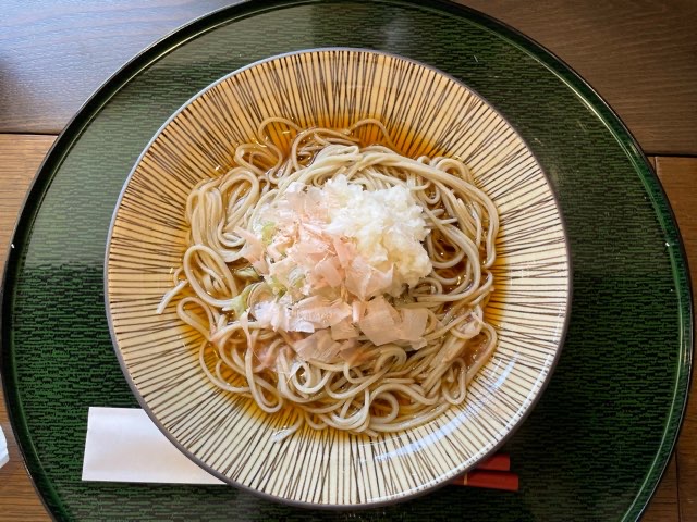 若狭海鮮・蕎麦すみよしでは、福井県産そばにこだわった自家製粉３たてのお蕎麦と地酒が楽しめる。