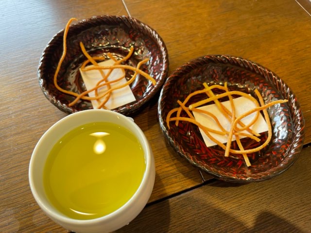 若狭海鮮・蕎麦すみよしでは、福井県産そばにこだわった自家製粉３たてのお蕎麦と地酒が楽しめる。