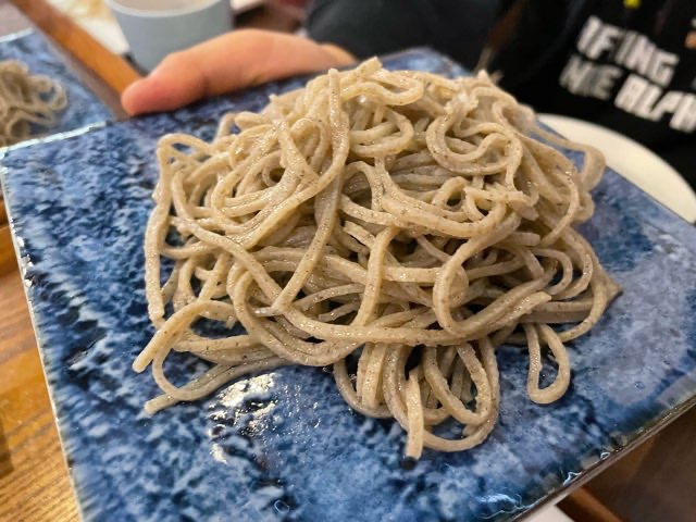 手打ち蕎麦あかり（富山：入善町）では、福井県内の在来種のみを使用した自家製粉十割の「生きた蕎麦」が味わえる。