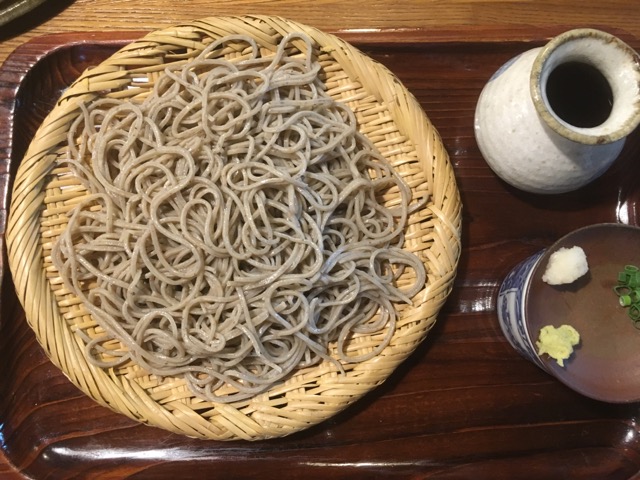 北九州市朽網のそばさろん一季（ひととき）では、北九州産の玄ソバを自家製粉した十割蕎麦2種とそば前が楽しめる。