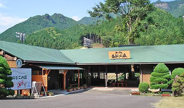 愛知県新城市にあるそば処やまびこ（山びこの丘内）は、毎朝手打ちの挽きぐるみ田舎蕎麦が食べられる。