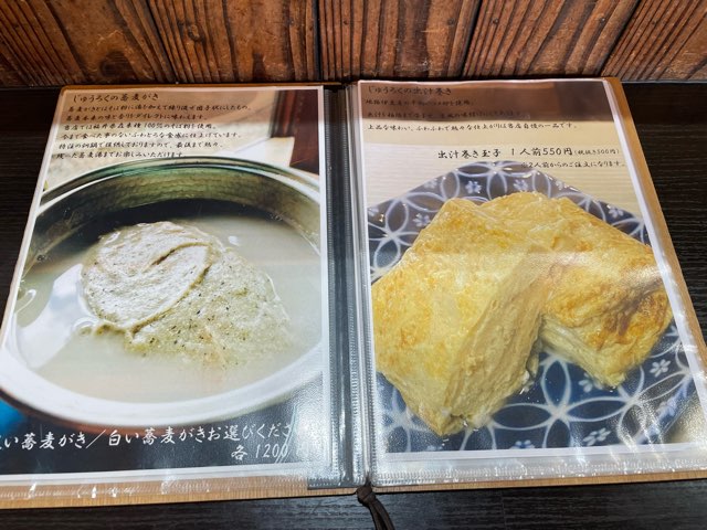 浅草じゅうろく修善寺はなれ（伊豆市）では、国産在来種の粗挽き蕎麦と大海老天ぷらがお値打ち価格で食べられる。