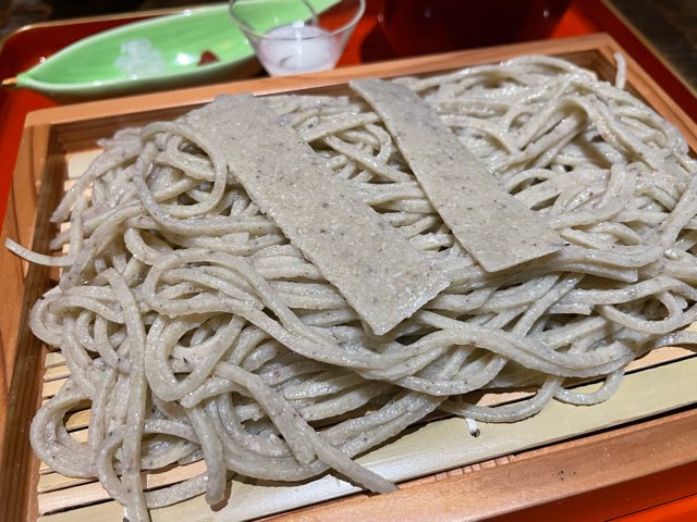 十割蕎麦とわっぱ飯 至（宗像市）は、在来種を粗挽きにした生粉打ち蕎麦と新潟の地酒のペアリングが楽しい。