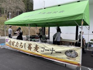 「永平寺白龍」を醸す吉田酒造の吉峯蔵で開催された、さくら祭りで地粉を使った手打ち蕎麦の出店をしました。