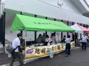 「永平寺白龍」を醸すシンフォニー吉田酒造のさくら祭りで手打ちそばの出店をしました。