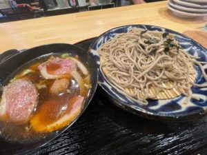 旬菜 そば天ぷら処 おゝ久保では、香り豊かな熟練の手打ち蕎麦と旬の創作料理が楽しめる。