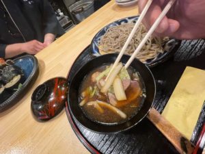 旬菜 そば天ぷら処 おゝ久保では、香り豊かな熟練の手打ち蕎麦と旬の創作料理が楽しめる。
