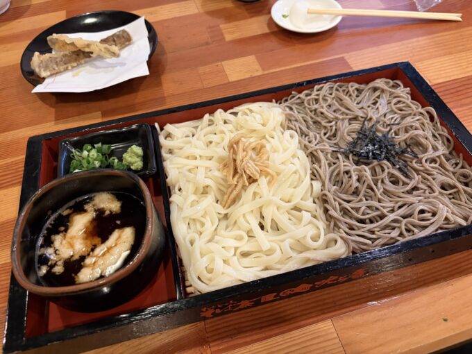 鹿児島の「そば茶屋 吹上庵 吹上店」は、地元で愛される蕎麦が魅力の名店。