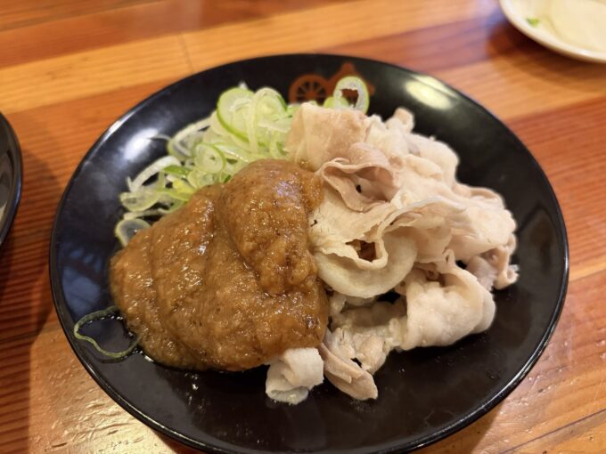 鹿児島の「そば茶屋 吹上庵 吹上店」は、地元で愛される蕎麦が魅力の名店。