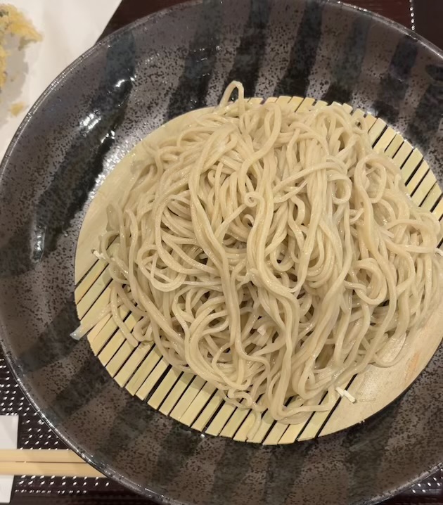 西九条から移転した手打ちそば樹楽(三田市)で、実力派の蕎麦と料理を堪能する。