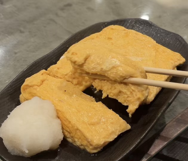 西九条から移転した手打ちそば樹楽(三田市)で、実力派の蕎麦と料理を堪能する。