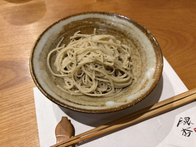 江東区大島「手打ち蕎麦 銀杏」は、料理と本格手打ちそばを味わう下町の名店