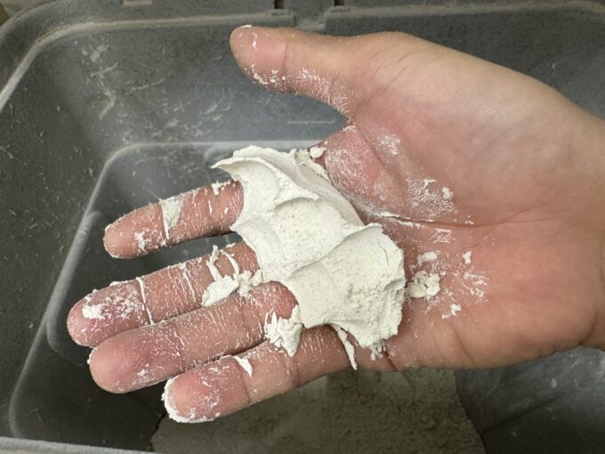 石臼挽きそば粉とロール挽きそば粉の違いとは?製造工程・品質・味の比較について。