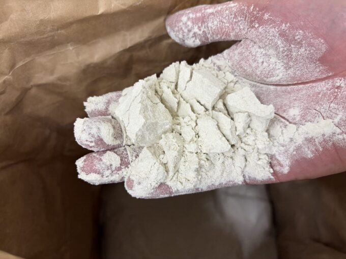 石臼挽きそば粉とロール挽きそば粉の違いとは?製造工程・品質・味の比較について。