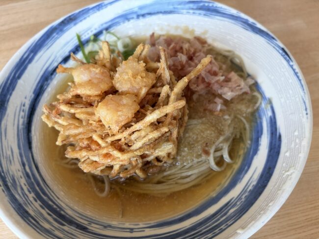 丸岡二八そば大宮亭(坂井市)は、丸岡産在来種を一年中最高の状態で味わえる越前そばの名店。