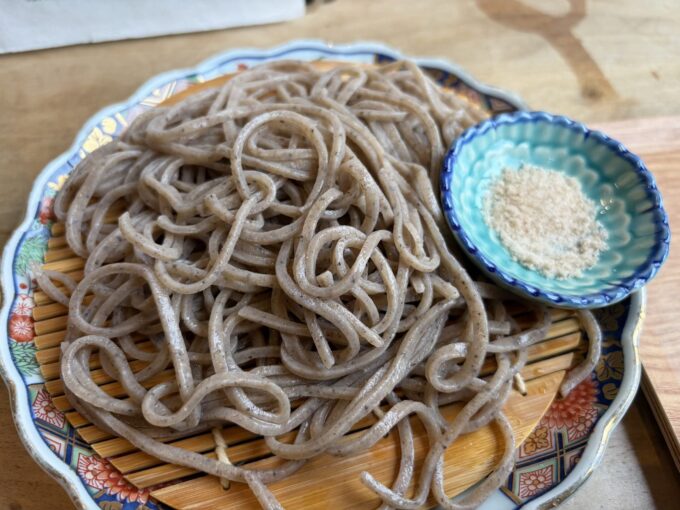 都立大学「手打ち蕎麦 なみの」は、石臼挽き自家製粉の“三たて”で味わう本格手打ちそばが美味い。