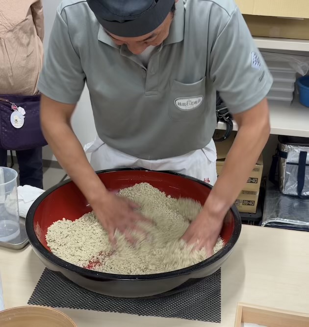 同じそば粉でも打ち手で味が変わる?プロと愛好家の「そば打ち研鑽会」を開催しました。
