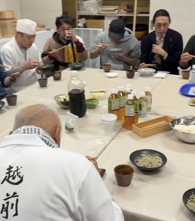同じそば粉でも打ち手で味が変わる?プロと愛好家の「そば打ち研鑽会」を開催しました。