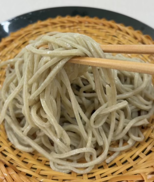 同じそば粉でも打ち手で味が変わる?プロと愛好家の「そば打ち研鑽会」を開催しました。