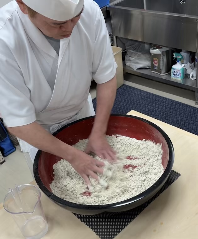 同じそば粉でも打ち手で味が変わる?プロと愛好家の「そば打ち研鑽会」を開催しました。