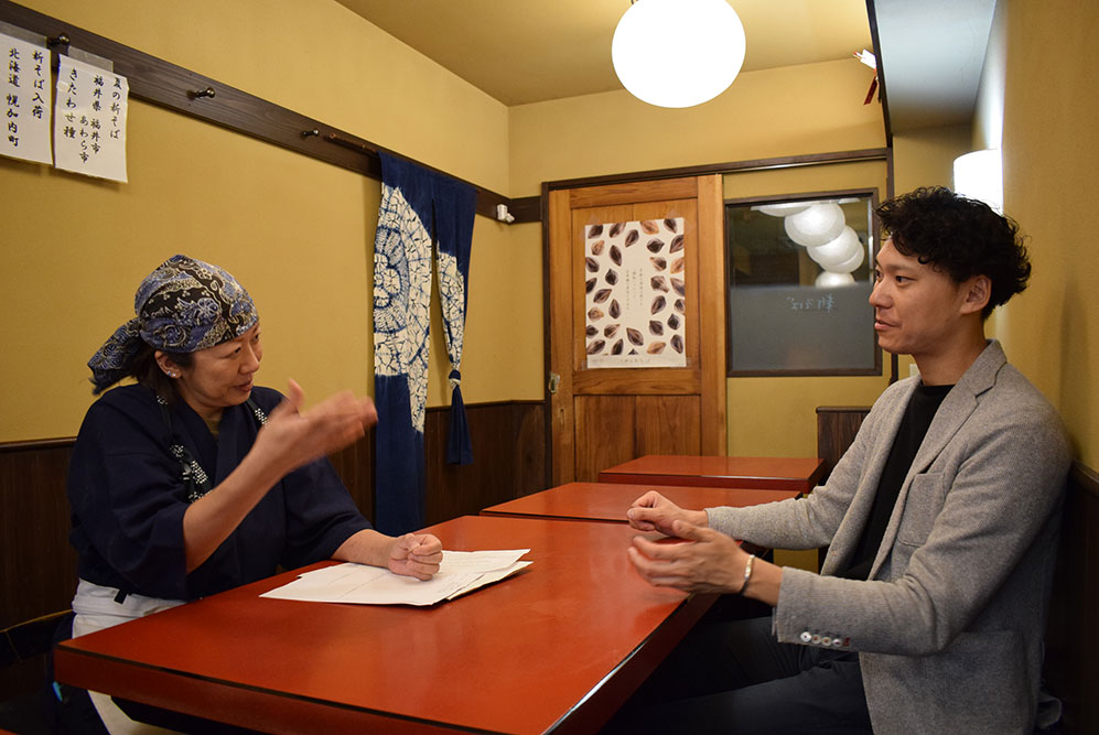 手打ちそば 花潮(かちょう) 様　店主と語り合う加賀社長